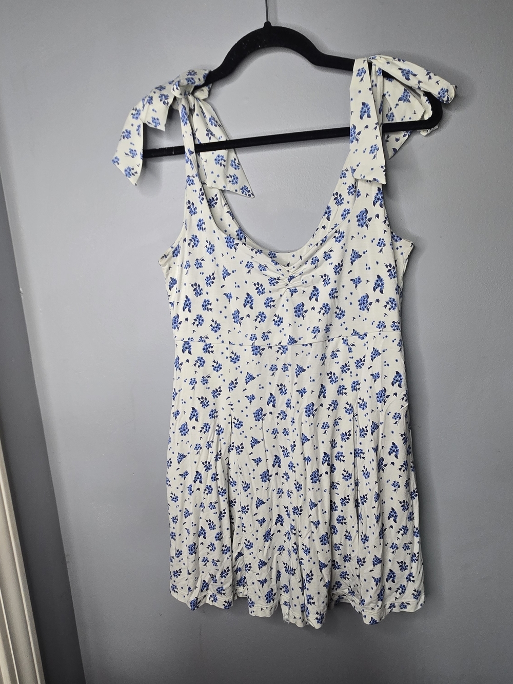 Blue & White Floral Tie Strap Romper with Pockets Women's Size M Soft Flowy